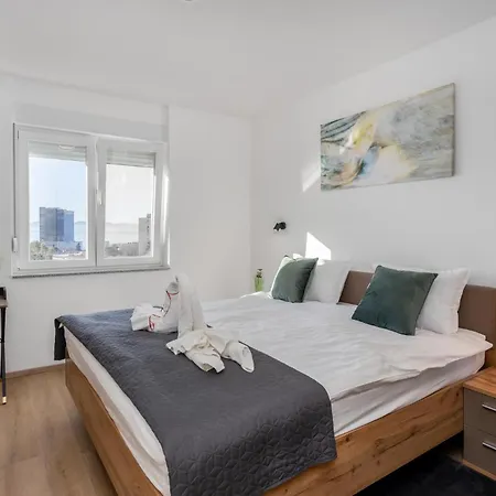 Stunning In With Kitchen Apartment *